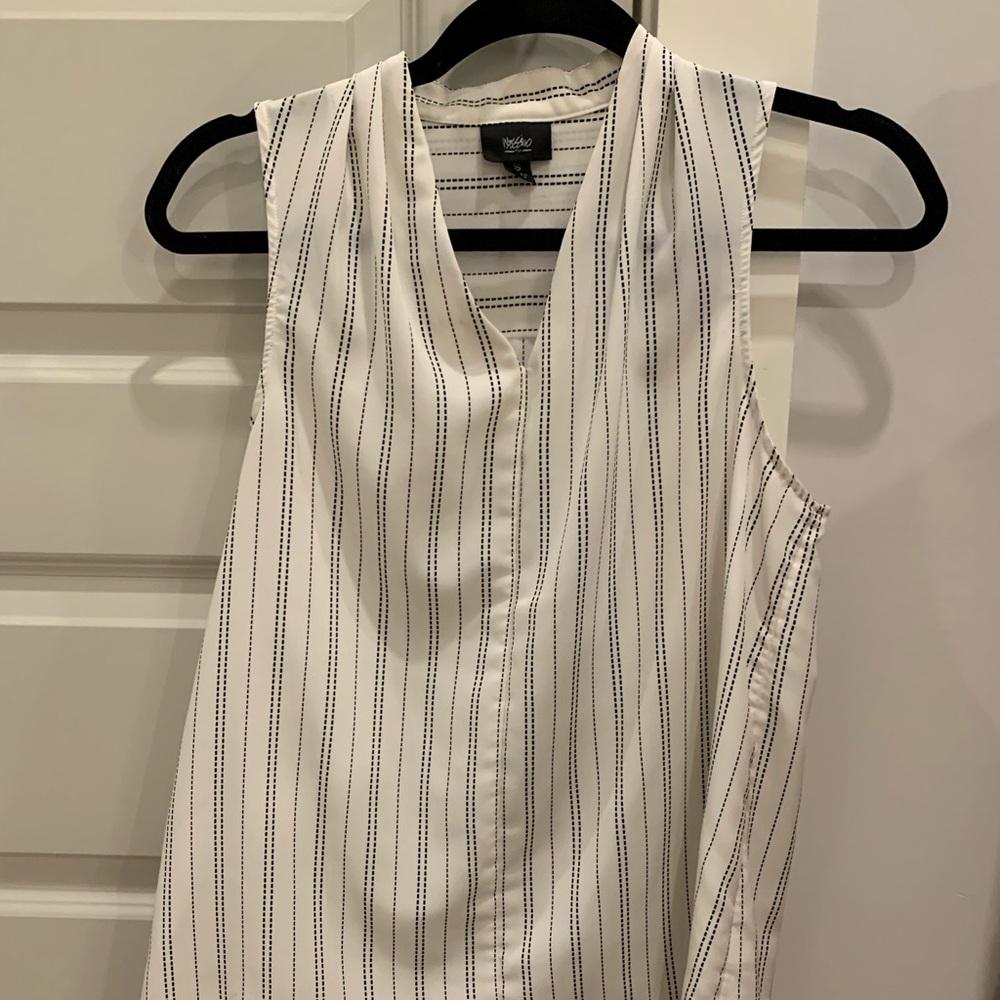 Hi lo black and white sleeveless blouse